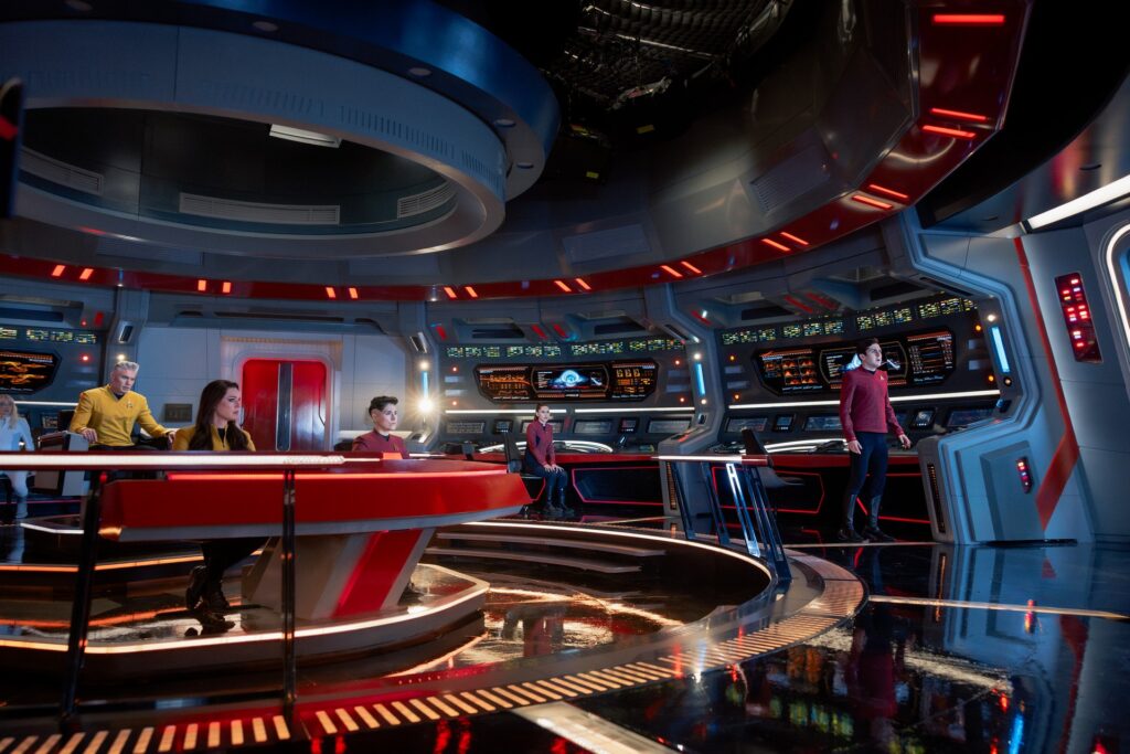 Rezension: "Strange New Worlds 4x10 - Die Enterprise von Morgen" 1 Brückencrew in "Tomorrow's Enterprise" (Photo: Jan Thijs/Paramount+)